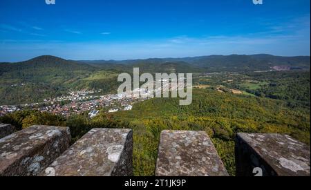 Magnifica vista dal castello di Trifels sulle colline della foresta del Palatinato, sopra la città meridionale del Palatinato Annweiler. Wasgau, Renania-Palatina Foto Stock