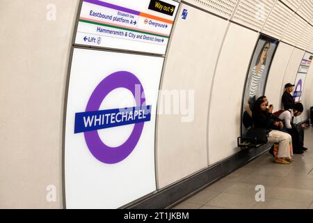 Elizabeth Line metropolitana TFL per la stazione della metropolitana di Londra, cartello all'interno della stazione di Whitechapel a Londra, Inghilterra, KATHY DEWITT Foto Stock