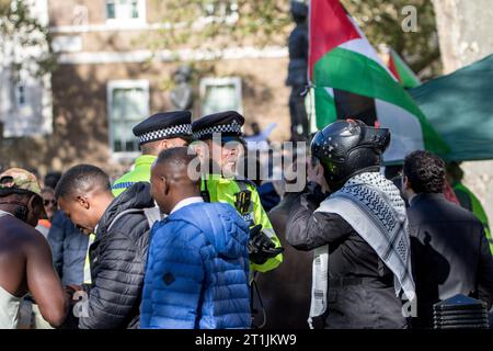Westminster, Londra, Regno Unito. 14 ottobre 2023. I gruppi opposti protestano nel centro di Londra in risposta alla crisi in corso tra Israele e Hamas a Gaza. Israele ha dichiarato che esiste uno stato di guerra tra le due regioni dopo l'attacco di Hamas contro Israele che ha causato la morte di oltre 1000 uomini donne e bambini israeliani. Coloro che sostengono la Palestina sono preoccupati per la risposta dell'esercito israeliano. Crediti: Newspics UK London/Alamy Live News Foto Stock