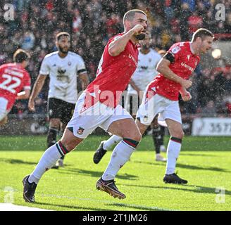 Wrexham, Regno Unito. 14 ottobre 2023. Elliot Lee 38# del Wrexham Association Football Club celebra il suo gol durante la partita di Sky Bet League 2 Wrexham vs Salford City a Stok CAE Ras, Wrexham, Regno Unito, il 14 ottobre 2023 (foto di Cody Froggatt/News Images) a Wrexham, Regno Unito il 14 ottobre 2023. (Foto di Cody Froggatt/News Images/Sipa USA) credito: SIPA USA/Alamy Live News Foto Stock