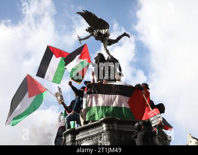 Londra, Regno Unito. 14 ottobre 2023. I sostenitori pro-palestinesi protestano contro Piccadilly Circus chiedendo la pace a Gaza e la fine dei bombardamenti israeliani a Londra sabato 14 ottobre 2023. Foto di Hugo Philpott/UPI credito: UPI/Alamy Live News Foto Stock