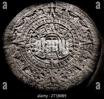 La pietra azteca del Sole, la pietra del calendario azteca, la pietra del sole o la pietra delle cinque ere è una scultura messicana post-classica conservata nel Museo Nazionale di Antropologia di città del Messico ed è forse l'opera più famosa della scultura azteca. Intorno al XV secolo. Foto Stock