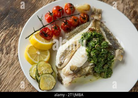 Un John Dory grigliato, Zeus faber, pescato nella Manica servito con salsa alle erbe. Dorset Inghilterra Regno Unito GB Foto Stock