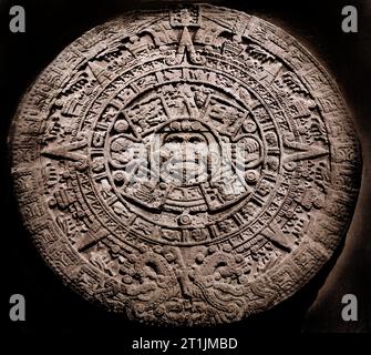 La pietra azteca del Sole, la pietra del calendario azteca, la pietra del sole o la pietra delle cinque ere è una scultura messicana post-classica conservata nel Museo Nazionale di Antropologia di città del Messico ed è forse l'opera più famosa della scultura azteca. Intorno al XV secolo. Foto Stock