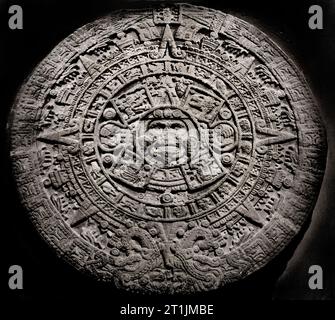 La pietra azteca del Sole, la pietra del calendario azteca, la pietra del sole o la pietra delle cinque ere è una scultura messicana post-classica conservata nel Museo Nazionale di Antropologia di città del Messico ed è forse l'opera più famosa della scultura azteca. Intorno al XV secolo. Foto Stock