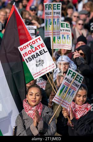 Manifestanti durante una manifestazione scozzese della campagna di solidarietà della Palestina a Edimburgo. Data immagine: Sabato 14 ottobre 2023. Foto Stock