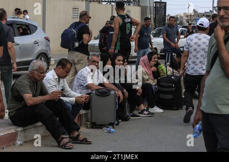 Rafah, territori palestinesi. 14 ottobre 2023. I palestinesi aspettano al valico di frontiera di Rafah tra la Striscia di Gaza e l'Egitto. Crediti: Abed Rahim Khatib/dpa/Alamy Live News Foto Stock