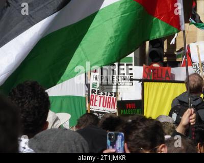 Londra, Regno Unito. 14 ottobre 2023. Decine di migliaia di sostenitori pro-palestinesi si presentano per una marcia attraverso il centro di Londra. Crediti: Brian Minkoff/Alamy Live News Foto Stock