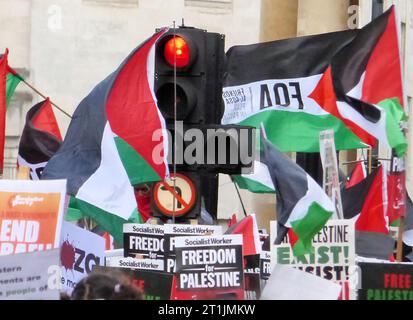Londra, Regno Unito. 14 ottobre 2023. Decine di migliaia di sostenitori pro-palestinesi si presentano per una marcia attraverso il centro di Londra. Crediti: Brian Minkoff/Alamy Live News Foto Stock
