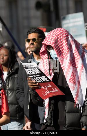 Westminster, Londra, Regno Unito. 14 ottobre 2023. I gruppi opposti protestano nel centro di Londra in risposta alla crisi in corso tra Israele e Hamas a Gaza. Israele ha dichiarato che esiste uno stato di guerra tra le due regioni dopo l'attacco di Hamas contro Israele che ha causato la morte di oltre 1000 uomini donne e bambini israeliani. Coloro che sostengono la Palestina sono preoccupati per la risposta dell'esercito israeliano. Crediti: Newspics UK London/Alamy Live News Foto Stock