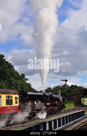 Con valvole di sicurezza che sollevano LMS Classe 5 No 5428 "Eric Treacy" attende di lasciare la stazione di Goathland sulla North Yorkshire Moors Railway. Foto Stock