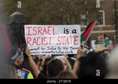 Westminster, Londra, Regno Unito. 14 ottobre 2023. I gruppi opposti protestano nel centro di Londra in risposta alla crisi in corso tra Israele e Hamas a Gaza. Israele ha dichiarato che esiste uno stato di guerra tra le due regioni dopo l'attacco di Hamas contro Israele che ha causato la morte di oltre 1000 uomini donne e bambini israeliani. Coloro che sostengono la Palestina sono preoccupati per la risposta dell'esercito israeliano. Crediti: Newspics UK London/Alamy Live News Foto Stock