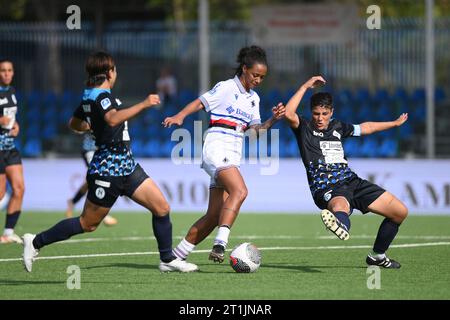 Tatiey Cristina Sena das Neves della Sampdoria Women Stopped by Paola di Marino della Napoli femminile durante Napoli femminile vs UC Sampdoria, partita di calcio italiano di serie A femminile a Cercola (NA), Italia, 14 ottobre 2023 Foto Stock