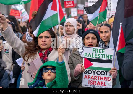 Manifestanti durante una manifestazione scozzese della campagna di solidarietà della Palestina a Edimburgo. Data immagine: Sabato 14 ottobre 2023. Foto Stock