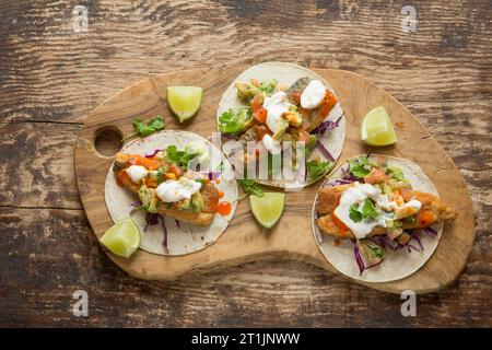 Tacos di sgombro preparati con sgombro fritto fresco, Scomber scombrus, serviti con salsa e panna indurita. Dorset Inghilterra Regno Unito GB Foto Stock