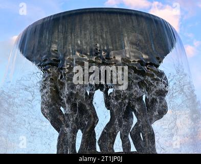 Famosa fontana nel Vigeland Park Oslo scattata nel luglio 2023 Foto Stock