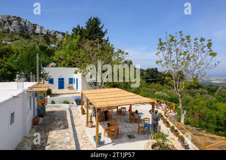 Kos, Grecia - 9 maggio 2023: Taverna greca estiva nel villaggio di Zia sull'isola di Kos in Grecia Foto Stock