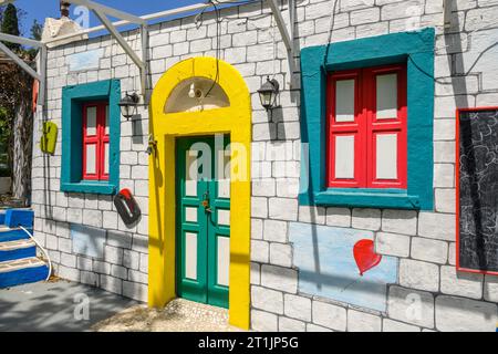 Kos, Grecia - 9 maggio 2023: Casa greca colorata nel villaggio di Zia sull'isola di Kos in Grecia Foto Stock