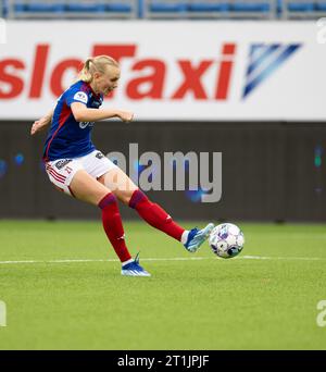 Oslo, Norvegia. 14 ottobre 2023. Oslo, Norvegia, 14 ottobre 2023: Karina Saevik (21 Valerenga) tira la palla durante la partita di campionato Toppserien tra Valerenga e Avaldsnes all'Intility Arena di Oslo (Norvegia) (Ane Frosaker/SPP) credito: SPP Sport Press Photo. /Alamy Live News Foto Stock