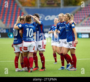 Oslo, Norvegia. 14 ottobre 2023. Oslo, Norvegia, 14 ottobre 2023: I giocatori di Valerenga festeggiano dopo aver segnato il punteggio durante la partita di campionato Toppserien tra Valerenga e Avaldsnes all'Intility Arena di Oslo (Ane Frosaker/SPP) credito: SPP Sport Press Photo. /Alamy Live News Foto Stock