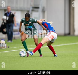 Oslo, Norvegia. 14 ottobre 2023. Oslo, Norvegia, 14 ottobre 2023: Karina Saevik (21 Valerenga) lotta per il pallone durante la partita di campionato Toppserien tra Valerenga e Avaldsnes all'Intility Arena di Oslo (Norvegia) (Ane Frosaker/SPP) credito: SPP Sport Press Photo. /Alamy Live News Foto Stock