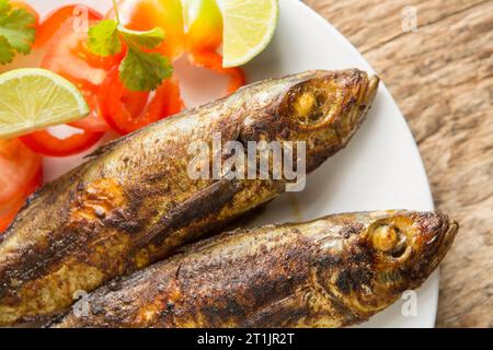 Scad grigliata, Trachurus trachurus, che è stata infilata in pasta di curry. Gli SCAD sono a volte indicati come sgombro di cavallo. Dorset Inghilterra Regno Unito GB Foto Stock