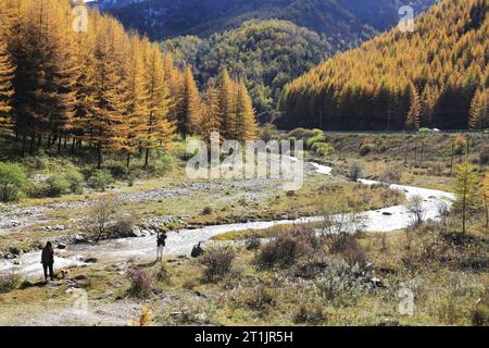 Dingxi, provincia cinese del Gansu. 14 ottobre 2023. I turisti apprezzano il paesaggio nella contea di Weiyuan, provincia del Gansu, nella Cina nord-occidentale, 14 ottobre 2023. Crediti: Wang Kexian/Xinhua/Alamy Live News Foto Stock