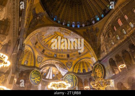Istanbul, Turchia - 17 ottobre 2022: Interno di Hagia Sophia. La grande Moschea e precedentemente la Chiesa è una destinazione popolare tra i pellegrini Foto Stock