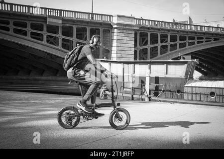 Uomo in bicicletta lungo la Senna Parigi, Francia Foto Stock