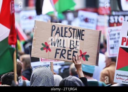 Londra, Regno Unito 14 ottobre 2023. la marcia pro-palestinese ha attirato migliaia di persone a Londra, con proteste in tutto il Regno Unito. Diverse migliaia di persone hanno marciato dalla Broadcasting House della BBC a Downing Street, chiedendo una Palestina libera, e per fermare l'assedio israeliano di Gaza, che è in rappresaglia per gli attacchi di Hamas lo scorso sabato. Credito : Monica Wells/Alamy Live News Foto Stock