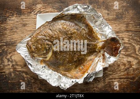 Un rombo cotto, Scophthalmus maximus, pescato nel canale inglese e grigliato con olio d'oliva. Dorset Inghilterra Regno Unito GB Foto Stock