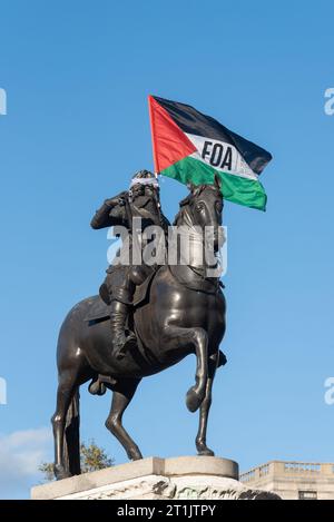Westminster, Londra, Regno Unito. 14 ottobre 2023. Una protesta è in corso contro l'escalation dell'azione militare nella Striscia di Gaza mentre il conflitto tra Israele e Hamas continua. Organizzati da gruppi tra cui Palestine Solidarity Campaign e Stop the War Coalition, dal titolo «National Demonstration: March for Palestine» e con inviti a «porre fine alla violenza» e «porre fine all’apartheid», i manifestanti si sono riuniti al di fuori della BBC a Portland Place prima di dirigersi a Whitehall e Trafalgar Square. Statua equestre di Carlo i con bandiera Foto Stock