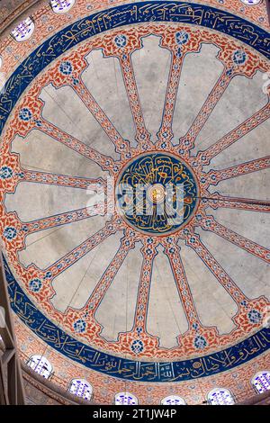 Vista interna delle cupole della Moschea Blu, Istanbul, Turchia Foto Stock