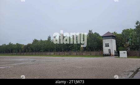 DATA REGISTRAZIONE feature/simbolo NON DICHIARATA: KZ-Gedenkstätte Dachau 07/23 babs Die KZ-Gedenkstätte Dachau im Juli 2023 Deutschland Bayern deutsch deutsches deutsche Geschichte Konzentrationslager KL Nationalsozialismus NS-Zeit Wachturm campo di concentramento tedesco quer *** simbolo campo di concentramento commemorativo Dachau 07 23 babs il campo di concentramento memoriale Dachau nel luglio 2023 germania baviera germania storia tedesca KL National Socialism NS torre di guardia del tempo campo di concentramento tedesco t.s. Credit: Imago/Alamy Live News Foto Stock