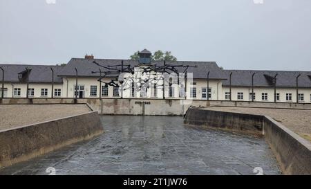 DATA REGISTRAZIONE feature/simbolo NON DICHIARATA: KZ-Gedenkstätte Dachau 07/23 babs Die KZ-Gedenkstätte Dachau im Juli 2023 Deutschland Bayern deutsch deutsches deutsche Geschichte Konzentrationslager KL Nationalsozialismus NS-Zeit Appellplatz und Das Internationale Mahnmal von Nandor Glid Skulptur campo di concentramento tedesco quer *** Feature Symbol campo di concentramento Memorial Dachau 07 23 babs il campo di concentramento di concentramento di concentramento di concentramento di concentramento a luglio 2023 Germania Baviera Germania Germania Germania storia tedesca campo di concentramento KL Nazionalsocialismo NS tempo Appellplatz e il Memoriale Internazionale di Nandor Glid scultura tedesca Foto Stock