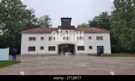 DATA REGISTRAZIONE feature/simbolo NON DICHIARATA: KZ-Gedenkstätte Dachau 07/23 babs Die KZ-Gedenkstätte Dachau im Juli 2023 Deutschland Bayern deutsch deutsches deutsche Geschichte Konzentrationslager KL Nationalsozialismus NS-Zeit Jourhaus campo di concentramento tedesco quer *** Feature Symbol campo di concentramento Memoriale Dachau 07 23 babs il campo di concentramento Memoriale Dachau nel luglio 2023 germania baviera campo di concentramento di concentramento di concentramento di concentramento di storia tedesca KL National Socialism NS Time jourhaus campo di concentramento tedesco attraverso il credito: Imago/Alamy Live News Foto Stock