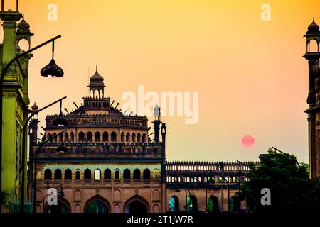 Il cancello Rumi, India. Questa porta fu costruita nel XVIII secolo dal nawab di Awadh a Lucknow. È alto 60 metri e simboleggia la città. Foto Stock