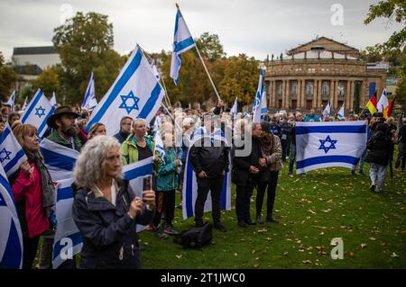 Stoccarda, Germania. 14 ottobre 2023. Numerose persone partecipano a un "grande evento di solidarietà per Israele" nel Giardino del Castello superiore. Dopo l'attacco terroristico di Hamas contro Israele, ci furono numerose reazioni in tutta la Germania. Credito: Christoph Schmidt/dpa/Alamy Live News Foto Stock