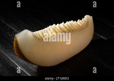 melone a fette su fondo di legno Foto Stock