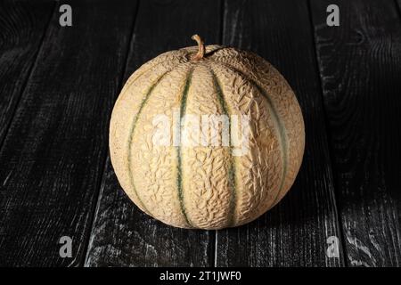 un cantalupo su fondo di legno Foto Stock