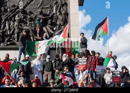 Westminster, Londra, Regno Unito. 14 ottobre 2023. Una protesta è in corso contro l'escalation dell'azione militare nella Striscia di Gaza mentre il conflitto tra Israele e Hamas continua. Organizzati da gruppi tra cui Palestine Solidarity Campaign e Stop the War Coalition, dal titolo «National Demonstration: March for Palestine» e con inviti a «porre fine alla violenza» e «porre fine all’apartheid», i manifestanti si sono riuniti al di fuori della BBC a Portland Place prima di dirigersi a Whitehall e Trafalgar Square Foto Stock
