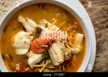 Una zuppa di pesce, aromatizzata allo zafferano, contenente filetti di sogliola di dover, filetti di gurnard e gamberi selvatici catturati. Dorset Inghilterra Regno Unito GB Foto Stock