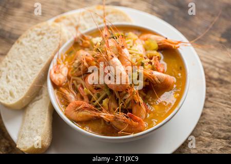 Una zuppa di pesce, aromatizzata allo zafferano, contenente filetti di sogliola di dover, filetti di gurnard e gamberi selvatici catturati. Dorset Inghilterra Regno Unito GB Foto Stock