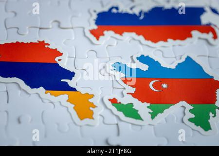 Forme e bandiere di Armenia, Azerbaigian e Russia sullo sfondo di pezzi di puzzle bianchi, concetto, puzzle politico, relazioni difficili, crescita c Foto Stock