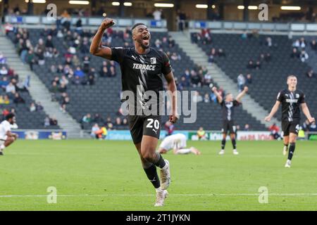 Emile Acquah festeggia dopo aver segnato per Barrow, e si equipara portando il livello di punteggio a 2 - 2 contro Milton Keynes Dons, durante il primo tempo durante la partita di Sky Bet League 2 tra MK Dons e Barrow allo Stadio MK di Milton Keynes sabato 14 ottobre 2023. (Foto: John Cripps | mi News) crediti: MI News & Sport /Alamy Live News Foto Stock