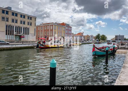 Canali d'acqua e moliceiros barche nella città vecchia di Aveiro, in Portogallo Foto Stock