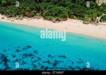 Vista aerea dell'oceano blu e della spiaggia di lusso a Bali. Spiaggia di Melasti Foto Stock