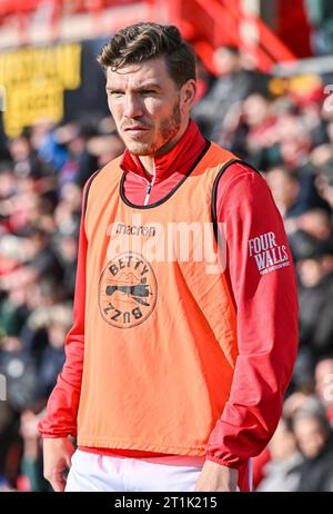 Wrexham, Regno Unito. 14 ottobre 2023. Jordan Tunnicliffe 6# del Wrexham Association Football Club si riscalda durante la partita di Sky Bet League 2 Wrexham vs Salford City a Stok CAE Ras, Wrexham, Regno Unito, il 14 ottobre 2023 (foto di Cody Froggatt/News Images) a Wrexham, Regno Unito il 14 ottobre 2023. (Foto di Cody Froggatt/News Images/Sipa USA) credito: SIPA USA/Alamy Live News Foto Stock