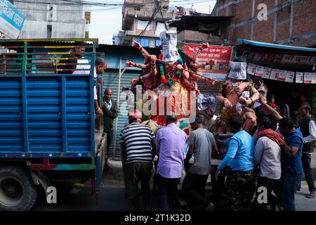 Il 14 ottobre 2023, a Lalitpur, Nepal. I lavoratori caricarono l'idolo di Lord Durga su un camion mentre prendevano la consegna davanti a "Durga Puja". "Durga Puja" segna la vittoria della dea Durga nella sua battaglia contro l'asura mutaforma, Mahishasura (il demone). (Foto di Abhishek Maharjan/Sipa USA) credito: SIPA USA/Alamy Live News Foto Stock