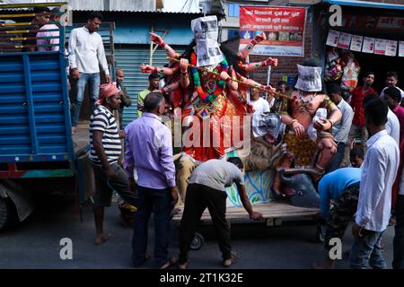 Il 14 ottobre 2023, a Lalitpur, Nepal. I lavoratori caricarono l'idolo di Lord Durga su un camion mentre prendevano la consegna davanti a "Durga Puja". "Durga Puja" segna la vittoria della dea Durga nella sua battaglia contro l'asura mutaforma, Mahishasura (il demone). (Foto di Abhishek Maharjan/Sipa USA) credito: SIPA USA/Alamy Live News Foto Stock